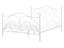 Beliani Letto in Metallo Bianco a Doghe con Decorazioni Sinuose 160 x 200 cm Dinard