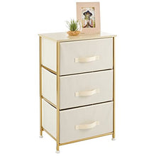 mDesign Comodino in stoffa con 3 cassetti – Pratico organizer in stoffa, metallo e MDF – Ideale per le camere da letto o molti altri spazi della casa – crema/ottone