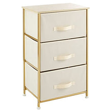 mDesign Comodino in stoffa con 3 cassetti – Pratico organizer in stoffa, metallo e MDF – Ideale per le camere da letto o molti altri spazi della casa – crema/ottone