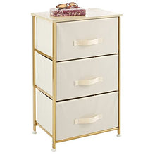 mDesign Comodino in stoffa con 3 cassetti – Pratico organizer in stoffa, metallo e MDF – Ideale per le camere da letto o molti altri spazi della casa – crema/ottone