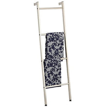 mDesign Elegante Scala a pioli da appoggio per Il Bagno – Moderno Porta Asciugamani Bagno in Metallo con 4 Ripiani – Porta salviette Bagno per Asciugamani, Vestiti o giornali – Beige