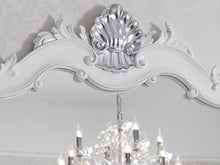 Simone Guarracino Luxury Design Consolle e Specchio Eleonor Stile Barocco Moderno arredo Bagno Bianco Laccato e Foglia Argento Marmo Crema