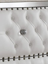 Simone Guarracino Luxury Design Comò e Specchio Ramirez Stile Barocco Moderno arredo Bagno bombato Foglia Argento Marmo Crema Ecopelle Bianca Bottoni e pomelli Crystal SW