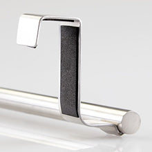 mDesign Porta asciugamani da appendere alle ante – Porta asciugapiatti in acciaio spazzolato – Struttura appendi asciugamani da agganciare a porte senza forare – argento cromato