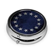 Betsy Ross - Contenitore rotondo per pillole a 3 scomparti, in metallo, con bandiera americana, per viaggi all'aperto