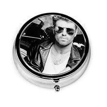 Contenitore per pillole a 3 scomparti, George Michael Freedom Feith Chriscuffaro, kit da viaggio di lusso, in metallo, rotondo, argento, pillola, vitamine e olio di pesce
