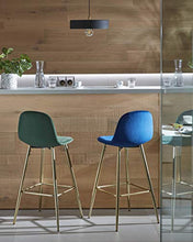 Kave Home - Sgabello da bar Nolite verde scuro, 75 cm, con schienale in velluto e gambe in acciaio dorato