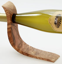 Figura Santa Portabottiglie LaOla. 26,5 x 8 cm. Leggero Arco Piegato artificialmente in Legno d'ulivo pregiato. Dimensioni 24 x 8 cm. Il Buon Vino va servito con Stile!