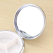 DOITOOL - Contenitore per pillole da viaggio, 1 pezzo, 3 scomparti, rotondo, in metallo, per medicine, per viaggi all'aperto, motivo casuale
