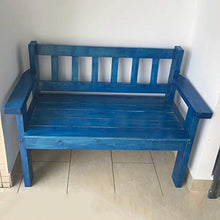 Panche da giardino in legno massello da esterno, poltrona retrò nel balcone del soggiorno, panchina da giardino con poltrona decorata da veranda, poltrona robusta e stabile per canale di lavoro