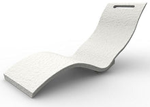Chaise Longue colore Bianco da terra ARKEMA S010-9003 Sedia sdraio realizzata in polietilene ad alta densità con superficie effetto pietra Lettino prendisole Resiste agli UV, alla salsedine e al calcare Ergonomica leggera e facilmente igenizzabile
