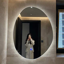 Wowdawn Specchio da Bagno A LED, Specchio da Bagno con Illuminazione, Interruttore Tattile Dimmerabile, Specchio da Parete Irregolare Anti-Appannamento, Tocco Intelligente, 60 × 79 Cm