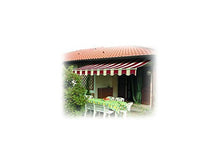 Tenda Da Sole Avvolgibile A Barra Quadra. Può Essere Fissata Sia A Soffitto Che A Parete. Barra Di Torsione Mm 35X35X1,2. Rullo In Alluminio Ø Mm 60X1,2. Supporti Braccio In Alluminio (Mm 47X28X1,20 + Mm 37X20X1,20). Arganello 1/11, Peso Tessuto 280 Gr./M