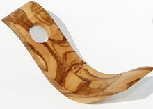 Figura Santa Portabottiglie LaOla. 26,5 x 8 cm. Leggero Arco Piegato artificialmente in Legno d'ulivo pregiato. Dimensioni 24 x 8 cm. Il Buon Vino va servito con Stile!
