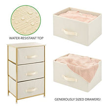 mDesign Comodino in stoffa con 3 cassetti – Pratico organizer in stoffa, metallo e MDF – Ideale per le camere da letto o molti altri spazi della casa – crema/ottone