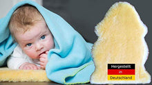 Pelle di agnello Merino per bambini. Premium qualita prodotta in Germania. Lavabile a 30 °. Particolarmente morbide, accoglienti e poco odorose. Senza cromo. BIO-QUALITA di cui ti puoi fidare = qualità del regalo. Lunghezza della pelle circa 70 cm.