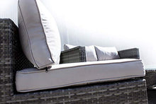AVANTI TRENDSTORE - Matera - Set di mobili da Giardino a 6 Pezzi, in polirattan Grigio e Vetro Trasparente, con i Cuscini Grigi Inclusi, Dimensioni Complete Lap ca. 315x74x225 cm