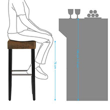 SONGMICS Set di 2 Sgabelli da Bar, Sedile Imbottito, Finta Pelle con Fine Strutture Dorate, Altezza Sedile 76 cm, Gambe di Legno Massello, con Poggiapiedi e Piedini Regolabili, Marrone LDC33BR