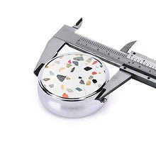 Terrazzo Treasure Elisabeth Fredriksson - Contenitore rotondo per pillole a 3 scomparti, in metallo, per medicina e vitamine, per viaggi all'aperto