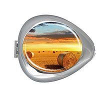 Astuccio porta pillole ovale con base di paglia sulla fattoria al tramonto