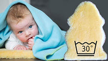 Pelle di agnello Merino per bambini. Premium qualita prodotta in Germania. Lavabile a 30 °. Particolarmente morbide, accoglienti e poco odorose. Senza cromo. BIO-QUALITA di cui ti puoi fidare = qualità del regalo. Lunghezza della pelle circa 70 cm.