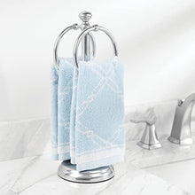 mDesign Piccolo portasciugamani da appoggio perfetto come portasalviette bagno degli ospiti – Appendi asciugamani per il lavello con due anelli – Piccolo porta asciugamani in metallo – cromato