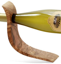 Figura Santa Portabottiglie LaOla. 26,5 x 8 cm. Leggero Arco Piegato artificialmente in Legno d'ulivo pregiato. Dimensioni 24 x 8 cm. Il Buon Vino va servito con Stile!