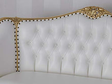 SIMONE GUARRACINO LUXURY DESIGN Divano Megan Stile Barocco Francese Foglia Oro Ecopelle Bianca Bottoni Crystal SW