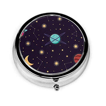 Contenitore portapillole a 3 scomparti, con pianeti, stelle e casco astronauta, kit da viaggio di lusso, in metallo, rotondo, argento, pillole, vitamine e olio di pesce