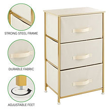 mDesign Comodino in stoffa con 3 cassetti – Pratico organizer in stoffa, metallo e MDF – Ideale per le camere da letto o molti altri spazi della casa – crema/ottone