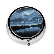 Moonlight Over A Lake Jaroslaw Grudzinski - Contenitore rotondo per pillole a 3 scomparti, in metallo, per medicina e vitamine, per viaggi all'aperto