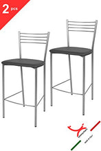 Tommychairs - Set 2 sgabelli alti modello Elena per cucina e bar, struttura in acciaio verniciata colore alluminio e seduta imbottita e rivestita in pelle artificiale colore grigio scuro