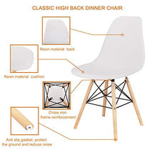 Un set di quattro sedie da pranzo, gambe in legno di faggio naturale dal design ergonomico, sedie semplici, aspetto medioevale. (bianco, 4)