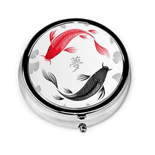 Koi Yume - Contenitore rotondo per pillole, 3 scomparti, in metallo, per medicina e vitamine, per viaggi all'aperto