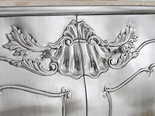 Simone Guarracino Luxury Design Comò e specchio Anderson stile Barocco Moderno arredo bagno bombato foglia argento marmo crema pomelli Crystal Sw