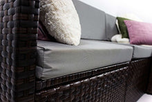 AVANTI TRENDSTORE - Adelino - Set da giardino con tavolino incluso, in polirattan marrone scuro e vetro, cuscini di seduta in grigio