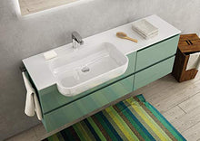 Mobile da bagno color verde acquamarina, top in vetro, lavabo semi incasso, due ante con sportello e due a vista, cassetti, specchio, luci a led