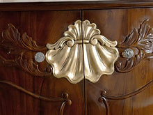 Simone Guarracino Luxury Design Comò e specchio Anderson stile Barocco Inglese arredo bagno bombato noce e foglia oro marmo crema pomelli Crystal Sw