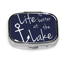 Scatola quadrata per pillole Medicine Case Classy Life is Better at The Lake Fashion Organizer per pillole da viaggio per integratori di vitamine