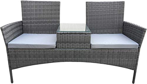 AVANTI TRENDSTORE - Panca da giardino in rattan sintetico a due posti in grigio con braccioli e tavolino, cuscini di colore grigio compresi. Dimensioni: LAP 150x89x57 cm.