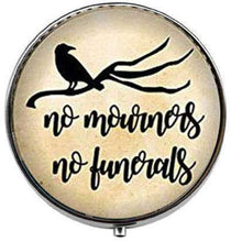 Scatola porta pillole con ciondoli per pillole in vetro, motivo: "No Mourners No Funerals", motivo: corvi, libro di corvi, scatola per caramelle