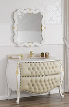 Simone Guarracino Luxury Design Comò e Specchio Ramirez Stile Barocco Decapé arredo Bagno bombato Avorio e Foglia Oro Marmo Crema Ecopelle Champagne Bottoni e pomelli Crystal SW