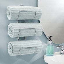 mDesign Porta asciugamani da appendere – Spazioso portasalviette bagno in metallo cromato con 3 ripiani – Appendi asciugamani ideale per bagni di ogni dimensione – argento