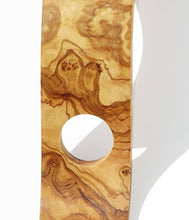 Figura Santa Portabottiglie LaOla. 26,5 x 8 cm. Leggero Arco Piegato artificialmente in Legno d'ulivo pregiato. Dimensioni 24 x 8 cm. Il Buon Vino va servito con Stile!