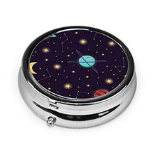 Contenitore portapillole a 3 scomparti, con pianeti, stelle e casco astronauta, kit da viaggio di lusso, in metallo, rotondo, argento, pillole, vitamine e olio di pesce