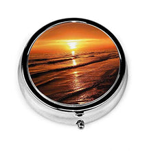 Mini portapillole da viaggio al tramonto sulla spiaggia mini organizer rotondo per pillole, elegante e portatile, con 3 scomparti