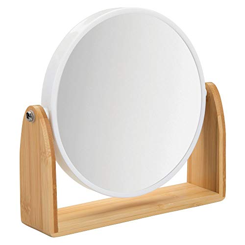 mDesign Specchio bagno girevole - Specchietto rotondo per camera da letto - Specchio per trucco da tavolo in plastica e bambù - Specchio ingranditore da bagno - bambù e bianco