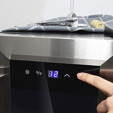 Cecotec Cantinetta Grand Sommelier 800 CoolWood. 8 bottiglie, capacità di 25 l, porta in vetro con telaio in acciaio inox e ripiani in legno, pannello touch e display a LED.