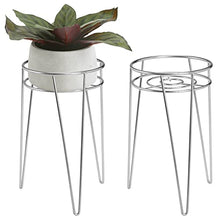 mDesign Midcentury Set da 2 Portavasi da terra in metallo – Portapiante da interno con design rotondo moderno e gambe a forcina – Versatili fioriere da interno e esterno – argento