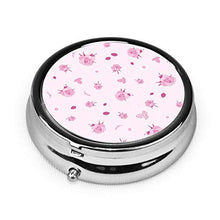 Ditsy - Contenitore rotondo per pillole con 3 scomparti in metallo, stile vintage, con rose pastello, per medicina e vitamine, per viaggi all'aperto